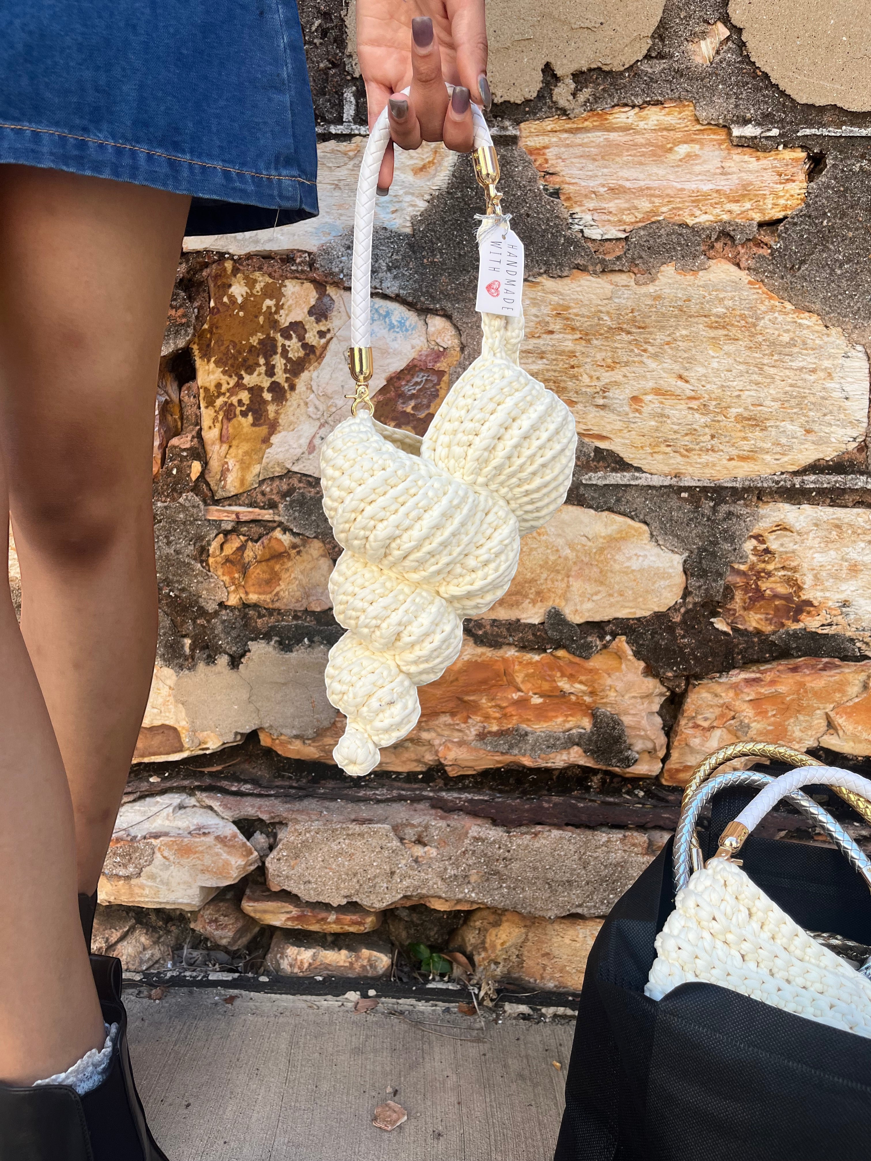 Suzie's Sunshine Dolls cream crocheted seashell handbag with braided rope handle.